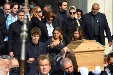 Sortie du cercueil après la messe, suivi par ses petits-enfants, enfants et son épouse Dominique. 