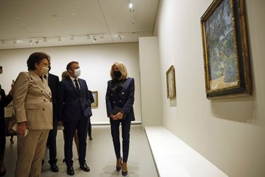 Emmanuel Macron visite l'Exposition Morozov à la Fondation Vuitton, en compagnie de Brigitte Macron et Roselyne Bachelot.