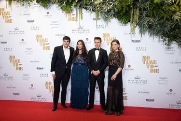 Marie et Louis Ducruet avec Camille Gottlieb et l'ami de cette dernière, Médy Anthony, à la première du film James Bond «Mourir Peut Attendre» au Casino de Monaco le 29 septembre 2021