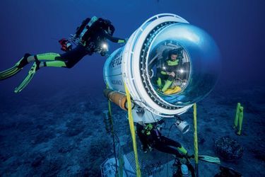 Trois cent cinquante kilos d’aluminium et de Plexiglas pour une vue à 360 degrés : cette « capsule de vie » permet de rester immergé à 20 mètres de profondeur pendant soixante-douze heures.
