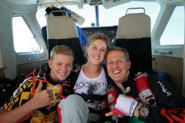 L’amour de l’aventure avec son fils, Mick, et sa fille, Gina Maria, avant un saut en parachute au-dessus de Dubaï. 