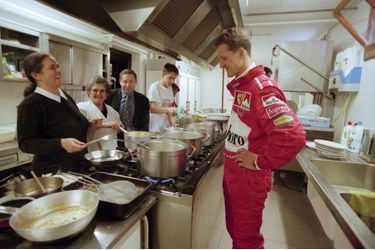Avec Jean Todt, directeur de la Scuderia Ferrari, dans les cuisines du siège de l’écurie à Maranello, en Italie, 1998.