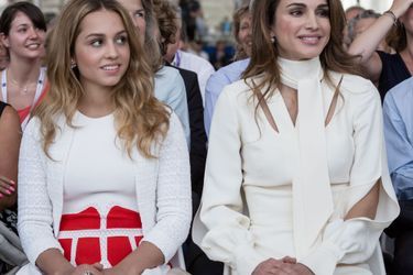 La princesse Iman de Jordanie avec sa mère la reine Rania, le 26 août 2015