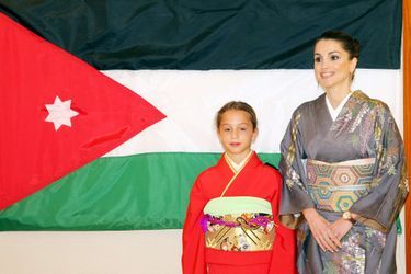 La princesse Iman de Jordanie avec sa mère la reine Rania, le 22 décembre 2006