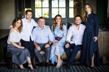 La princesse Iman de Jordanie avec ses parents, ses frères et sa sœur. Photo diffusée le 19 décembre 2018