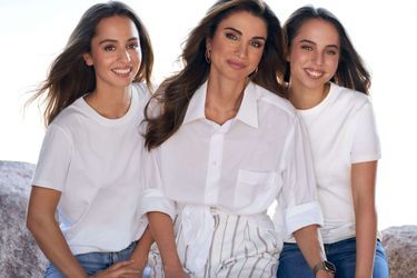 La princesse Iman de Jordanie avec sa mère la reine Rania et sa petite sœur la princesse Salma. Photo diffusée le 27 septembre 2020 pour ses 25 ans