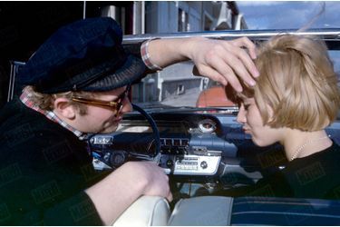« La route : sa voiture est une Buick « Invicta », 8 cylindres, 38 CV, 200 à l&#039;heure : elle vaut 50 000 F ; il n&#039;y en a que 3 en France. Il l&#039;a depuis moins d&#039;un an. Le compteur marque déjà 80 000 km. Sa casquette, il l&#039;a payée 20 F à Cannes. » - Paris Match n°730, 6 avril 1963