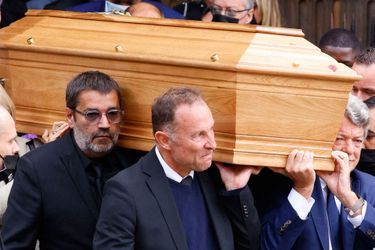 Stéphane Tapie, Jean-Pierre Papin et Jean-Louis Borloo portant le cercueil de Bernard Tapie.