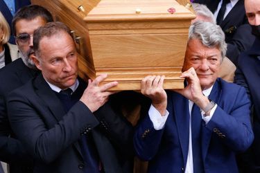 Jean-Pierre Papin et Jean-Louis Borloo portant le cercueil de Bernard Tapie.