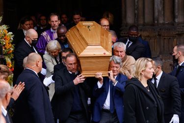 Jean-Pierre Papin, Jean-Louis Borloo, Claude Lelouch, Bernard Hinault, Basile Boli, Noëlle Bellone et Stéphane Tapie ont porté le cercueil du "Boss".