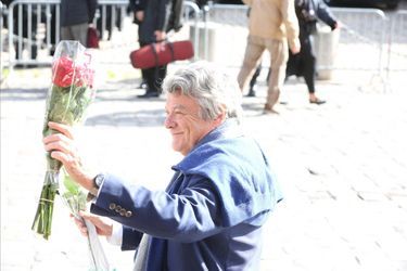 Jean-Louis Borloo est lui aussi venu remercier le public jouant les intermédiaires en apportant quelques fleurs apportés par les badauds à la famille.