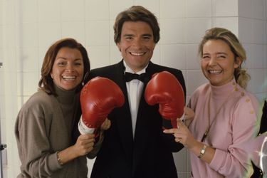 Bernard Tapie en studio en janvier 1986 entouré de sa femme Dominique et de sa fille Nathalie.