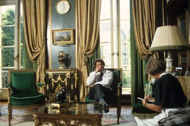 Bernard Tapie chez lui à Paris en mai 1990. 