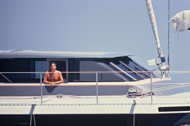 Au large d’Ibiza, Bernard Tapie prend l’air sur son bateau «Phocea» en 1990, le yatch sera au cœur d’une affaire financière quelques années plus tard.