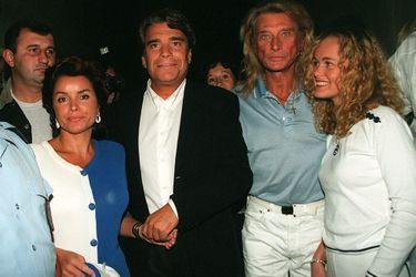Bernard Tapie en compagnie de Johnny et Laeticia Hallyday à Saint-Tropez en 1996 pour le film «Hommes, femmes, mode d’emploi».