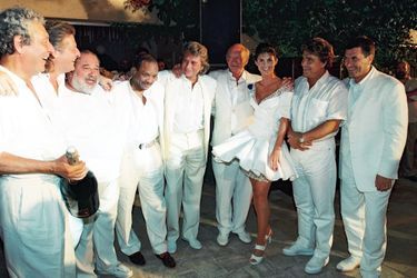 1995 à Saint-Tropez, dans la maison d’Eddie Barclay, Bernard Tapie est entouré de Patrick Sébastien, Carlos, Quincy Jones, Johnny Hallyday, Eddie et Caroline Barclay et Jean-Marie Bigard.
