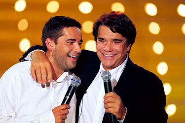 Bernard Tapie et son fils Stéphane chantent sur le plateau de «Vivement Dimanche», en septembre 1999.