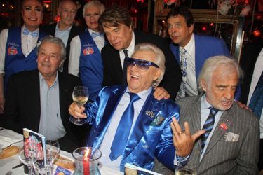 Michou fête ses 85 ans et les 60 ans de son cabaret à Paris en juin 2016, entouré d’Alain Delon, Bernard Tapie et Jean-Paul Belmondo.
