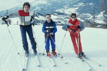 Bernard Tapie en vacances avec ses fils Stéphane et Laurent à la station de ski de Sauze (Alpes) en février 1985.
