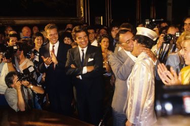 Tout comme Dominique Baudis (à gauche)  Bernard Tapie est témoin d’Yves Mourousi, qui a épousé la journaliste Véronique Audemard d’Alançon, en septembre 1985. Une union très médiatisée.