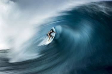 Catégorie "Aventure". 1er prix: Ben Thouard, pour sa photo de surfeur, prise à Teahupo’o, à Tahiti.