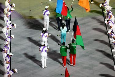 Hossain Rasouli et Zakia Khudadadi ont fièrement défilé lors de la cérémonie de clôture des Jeux paralympiques, portant les couleurs de l’Afghanistan.