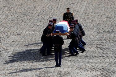 Le cercueil de Jean-Paul Belmondo, transporté par la Garde républicaine. 
