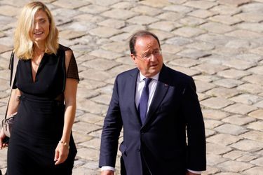 Julie Gayet et François Hollande lors de l&#039;hommage à Jean-Paul Belmondo le 9 septembre 2021.