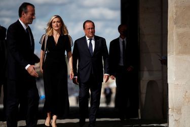 Julie Gayet et François Hollande lors de l&#039;hommage à Jean-Paul Belmondo le 9 septembre 2021.