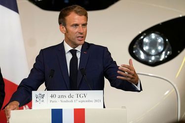 Dans une courte allocution sur un quai, M. Macron a salué "une fierté industrielle" et "une fierté humaine", illustration du "génie français", au service de l'aménagement du territoire.