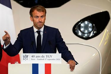 Dans une courte allocution sur un quai, M. Macron a salué "une fierté industrielle" et "une fierté humaine", illustration du "génie français", au service de l'aménagement du territoire.