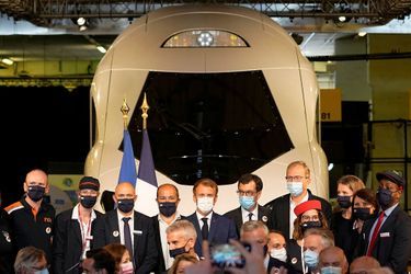 Il a ensuite dévoilé une maquette grandeur nature de la motrice du TGV M, longtemps appelé "TGV du futur", que la compagnie publique compte mettre sur les rails en 2024.