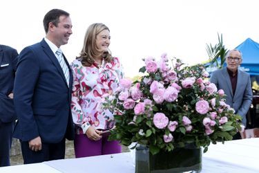 Le prince héritier Guillaume de Luxembourg, avec la princesse Stéphanie, devant la rose de son 40e anniversaire baptisée à Luxembourg le 8 septembre 2021