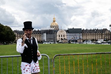 Un fan porte la tenue de Jean-Paul Belmondo dans «Le Guignolo». 