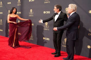 Catherine Zeta-Jones, Chuck Lorre et Michael Douglas aux Emmy Awards, le 19 septembre 2021.