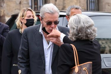 Alain Delon et Florence Belmondo aux obsèques de Jean-Paul Belmondo à Paris, le 10 septembre 2021.