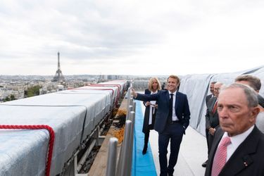Emmanuel Macron, sur le toit de l&#039;Arc de Triomphe, inaugure l&#039;impressionnant empaquetage du monument, en présence de la Première dame et de l&#039;ex-maire de New-York, Michael Bloomberg.