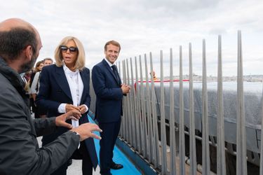 Emmanuel et Brigitte Macron, sur le toit de l&#039;Arc de Triomphe, inaugurent l&#039;impressionnant empaquetage du monument, œuvre posthume de l&#039;artiste Christo.