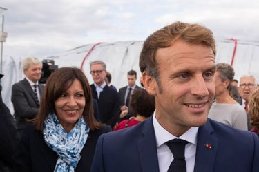 Emmanuel Macron et Anne Hidalgo lors de l&#039;inauguration de l&#039;impressionnant empaquetage de l&#039;Arc de Triomphe, œuvre posthume de l&#039;artiste Christo.