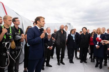 Emmanuel Macron, sur le toit de l&#039;Arc de Triomphe, inaugure l&#039;impressionnant empaquetage du monument, œuvre posthume de l&#039;artiste Christo.