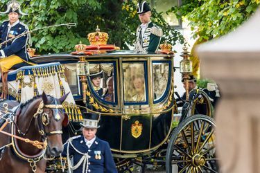 La reine Silvia et le roi Carl XVI Gustaf de Suède en carrosse à Stockholm, le 14 septembre 2021