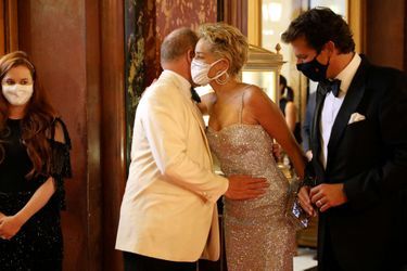 Le prince Albert II de Monaco avec Sharon Stone et Christian Moore à Monaco, le 29 septembre 2021