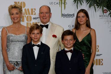 Le prince Albert II de Monaco avec Sharon Stone et les petits-enfants de Roger Moore à Monaco, le 29 septembre 2021