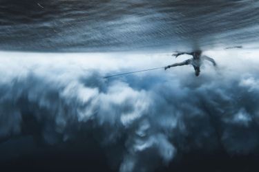 Catégorie "Choix du public". 2e prix: Ben Thouard, pour sa photo de surfeur sous l'eau, prise à Teahupo’o, à Tahiti.