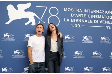 Charlotte Gainsbourg et Tim Roth à la 78ème Mostra de Venise, dimanche 5 septembre 2021.
