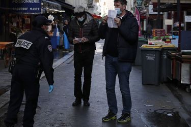 Ici un contrôle de police concernant les règles de confinement, à Paris le 31 mars. 