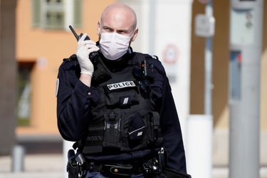 Un policier, le visage couvert par un masque, à Nice, le 20 mars 2020. (Photo d'illustration)