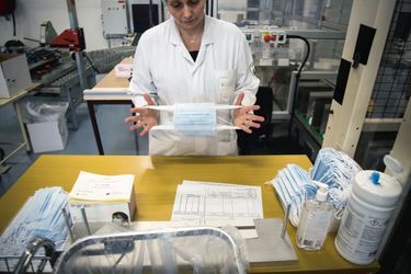 Une employée contrôle des masques de protection dans l’usine Kolmi-Hopen, le 1er février 2020 à Saint-Barthélemy-d’Anjou.