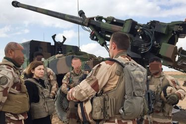 Florence Parly ici en Irak avec des membres de Opération Chammal en février 2019