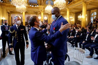 Emmanuel Macron décore Teddy Riner, qui vient pour la quatrième fois à l'Elysée. 